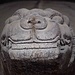 Ein lachender Schildkrötenkopf. Die Schildkröten tragen die zahlreichen Stelen im Hof des Konfuziustempels.