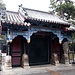 In der Residenz der Familie Kong. Die Familie Konfuzius' genoss über Jahrtausende höchstes Ansehen in China. Das Anwesen der Familie befindet sich gleich östlich vom Konfuzius-Tempel. Die meisten Bauten sind elegante Wohnbauten aus der letzten Kaiserdynastie Chinas, der Qing-Dynastie (1644-1911).