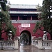 Eingangstor zum Konfuzius-Wald. Das ist ein riesiger, uralter Familienfriedhof, auf dem über 100.000 Mitglieder der Familie Kong bestattet sind.