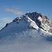 Hinter der Zumsteinspitze ragt die Dufourspitze auf; der Grenzgipfel ist kein Gipfel!