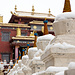 Reihe mit Stupas, dahinter das Kloster.