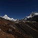 wir sind jetzt im Khumbu-Tal und ein "neuer" Berg taucht auf: Pumori