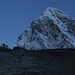 im Aufstieg zum Kala Pattar, während unzählige Leute bereits auf dem Gipfel schlottern und (vergebens) auf den Sonnenaufgang warten ...