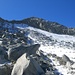 Kurz vor dem Pizzo Lucendro. Der Weg führt über Schnee- und Geröllfelder auf den Ostgrat (links). Auf dem Grat dann auf den Gipfel.