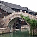 Eine wunderschöne Steinbrücke in Wuzhen.