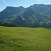 Ein herrlicher Tag erwartet uns bei der Ankuft auf der Bergstation Ober Musenalp (1747m). Links isr der Schwalmis (2246,0m), rechts der Risetenstock (2290m) zu sehen. Vor dem Risetenstock ist der spitzige Schinberg (2145m).