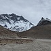 für einmal etwas diesiges Wetter im Aufstieg zum Island Peak Base Camp. Links die gewaltige Lhotse-Südwand, rechts der "kleine" Island Peak (6189m)