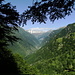 Im steilen Aufstieg zur Alpe Bassa - mit Blick ins grüne Val Vergeletto