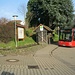Start an der Bushaltestelle der Pfalzklinik Klingenmünster. Nach links geht es durch das Klinikgelände Richtung Waldrand.