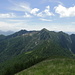 Blick vom Pizzo della Bassa zum Madone (Doppelgipfel etwas links) und Pizzo Peloso (der ausgeprägte Gipfel etwa in der Bildmitte)