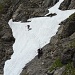 Drei Alpinisten durchqueren ein Schneefeld, Ostwand Gitschen