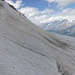 Ich bin auf den Gletscher abgestiegen, wo unterhalb ein Bergschrund unschwierig zu überschreiten ist.