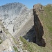 Scharte und Aufstieg über den Grat in Richtung Gipfel (links)