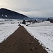 Die letzten Meter zum Parkplatz, dann wird sich aufgewärmt.