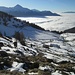 I pendii rivolti verso sud, prima di arrivare alla bocchetta, sono un po’ poveri di neve.  Peccato per la presenza dei tralicci che rovinano un po’ il panorama….