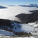 Dalla cresta si vedono bene tutti i prati che vanno dall’Alpe Pescedo (a sx) all’Alpe di Mezzo (a dx). In centro foto invece, l’area prativa dove sorgono le ultima baite nella zona di Montemezzo, altro bel punto di partenza per escursioni da fare in questa zona.