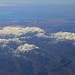 Tag 1 (24.12.):<br /><br />Blick aus dem Flugzeug beim Überflug vom Berggebiet des kurdischen Nordiraks mit Blick zum iranischen Grenzgebiet und dem im Iran liegenden Salzsee دریاچه ارومیه (Daryācheh-ye Orumiye). Der Gipfel links mit der kleinen Wolke ist der جبل شيخا دار (Jabal Shaykhā Dār), mit 3611m der höchstel Gipf des Iraks.<br /><br />Anmerkung: Für die lokale irakische Aufnahmezeit (AST) müssen 2 Stunden dazu gezählt werden. Die angegebene Aufnahmezeit ist in MEZ.