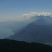 Cima della Trosa: Blick über den Lago Maggiore. Quellwolken über dem Gridone