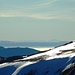 Hinterm Batteriekopf: Der Mont Blanc. Das ist der weiße Berg ganz hinten. 230 Kilometer Luftlinie sind's bis dort hin.