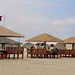 Tag 2 (25.12.):<br /><br />Die Feriensiedlung von „Arabian Abventures Qatar“ liegt direkt zwischen Sanddünen am Meer zirka 30km südlich von مسيعيد (Musay‘īd).