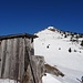 Blick auf den oberen Teil des Skihangs und die Gipfelflanke des Polster