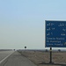 Tag 3 (26.12.):<br /><br />Nun waren wir auf die „Qatar-VAE-Strasse“ abgebogen und fuhren auf dieser in Richtung geschlossener Grenze zu Saudi-Arabien. Nach 30km sollten wir die Abtweigung auf einen Schotterweg zum qatarischen Landeshöhepunkt القلائل (Al Qalāʼil) erreichen.
