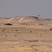 Tag 3 (26.12.):<br /><br />Blick im Zoom vom verschlossenen Tor auf den 103m hohen qatarischen Landeshöhepunkt القلائل (Al Qalāʼil). Der höchste Punkt ist versteckt links vom Wachturm.