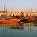 Tag 3 (26.12.) - الدوحة (Ad Dawḩah):<br /><br />Traditionelle Dhaus liegen vor Anker an der كورنيش (Kūrnīsh). Früher wurden die Boote als Handelsschiffe und Fischerboote genutzt, heute dienen sie vor allem für touristische Rundfahrten in der Bucht der Hauptstadt.