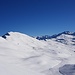 Blick zum Cunggel und zum Mattjischhorn. Rechts die Skipiste zum Skihaus Hochwang