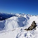 Wackliges Steinmannli auf dem Ratoser Stein. In der Tiefe links Chur