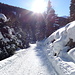 in schönster Sonne und mit viel Schnee über den einfachen Winterwanderweg