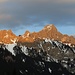 Noch ein letztes Aufbäumen der Sonne zaubert Dolomiten-Feeling an die Südwände der Tannheimer.