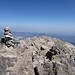 Der höchste Punkt mit einem Steinmännchen. Das Kreuz steht etwas niedriger, ist aber von niedrigen Lagen aus erkennbar. Im Hintergrund die von Armeniern besetzten Gebiete mit Bergkarabach.