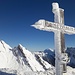 Plättlispitz-Kreuz, hinten der Sattel, den ich nach der ersten Abfahrt anpeile