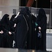 Tag 5 (28.12.) - الدوحة (Ad Dawḩah):<br /><br />Qatarische Frauen am plaudern im neuen Quartier مشيرب (Mushayrib). <br />