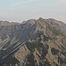 Zoom über die Rotspitze zum Großen Daumen.