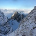 Durchblick zu Gumpenkarspitze und Geiselstein im Anstieg zur Krähe