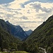 Val d'Osura<br />Links eine Talflanke.<br />Rechts auch.<br />