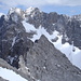 Rückblick zur Äußeren Rigelkarspitze, ein spitzer Felszahn; hinten die Jägerkarspitzen mit dem Barthgrat