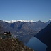 am Gipfel - die Bergbahn ist heute trotz Winterpause in Betrieb - das erklärt die vielen Besucher