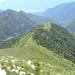 Aufstieg immer auf dem Grat. Der Wanderweg zum Passo della Maggia sieht man rechts.