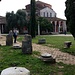 Reperti archeologici sulla piazza di Torcello.