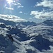 was für eine Landschaft! Gipfelblick in Richtung Bivio - man erkennt das Skigebiet von Bivio und den Septimerpass vor den Granitbergen des Bergell.