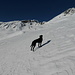 Nemo auf verblasenem Trittschnee vor dem Mot da las Amblanas (links) und der Crappa Marscha (rechts)