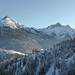 Abendliches Tschlin in Sicht: links darüber Piz Nair, Jochbodenkopf und Piz Ajüz, in der Mitte Innerer Nockenkopf und rechts Piz S-Chalambert Dadaint und Dafora