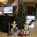 Tag 6 (29.12.) - الدوحة (Ad Dawḩah):<br /><br />Gegen 22 Uhr verlies ich das Hotel mit dem Weihnachtsbaum und fuhr mit der U-Bahn zum Flughafen. Schön war's in Qatar!