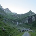Kurz danach kommt die Alp Wäbern in Sicht; der Weiterweg führt links neben dem Wasserfall durch die schrofigen Steilhänge aufwärts zur Glärnischhütte