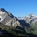 Pfannenstock (rechts, 2572 m) und Bös Fulen (links, 2802 m) säumen den gegenüberliegenden Talhang.