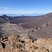 Toller Tiefblick nach NW in die weite Caldera des Teide und darüber hinaus zu den Nachbarinseln La Gomera (links) und La Palma (rechts).