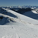 Vom W-Gipfel sind es nur wenige Schritte nach E zum Hauptgipfel. Rechts über dem Gipfelplateau das nächste Ziel, das Cheval Blanc, links davon die Sattelspitzen, darüber die Berner Voralpen und Alpen